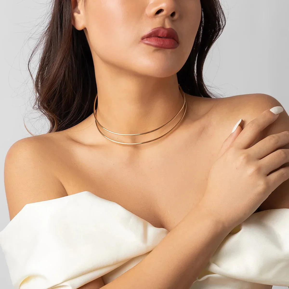 Colar Choker Dourada Minimalista